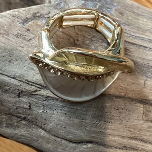 Floral gold tone ring NWOT